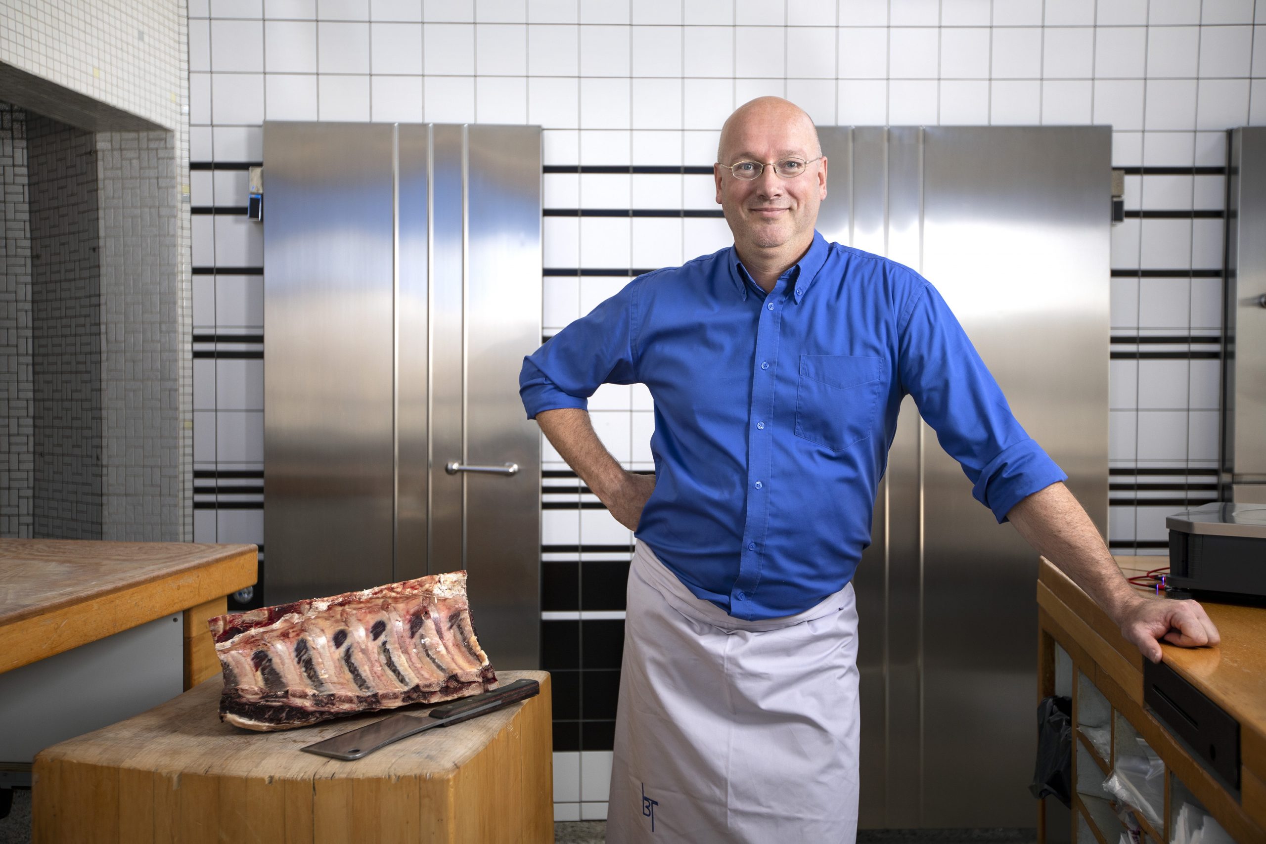 slager Jan Willem Tol in zijn slagerij